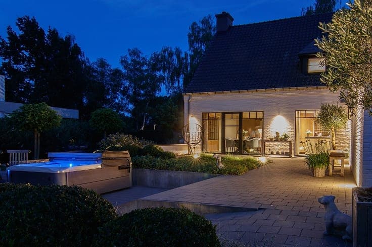 Landelijk ingerichte villa met een straatbreedte van 38m ...