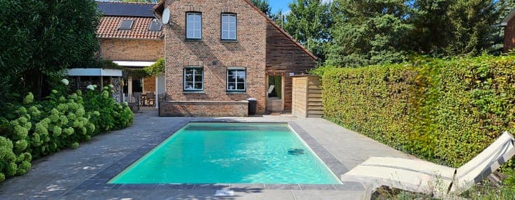 Ready-to-move-in house: pool, 5 beds, 2 baths, sustainable