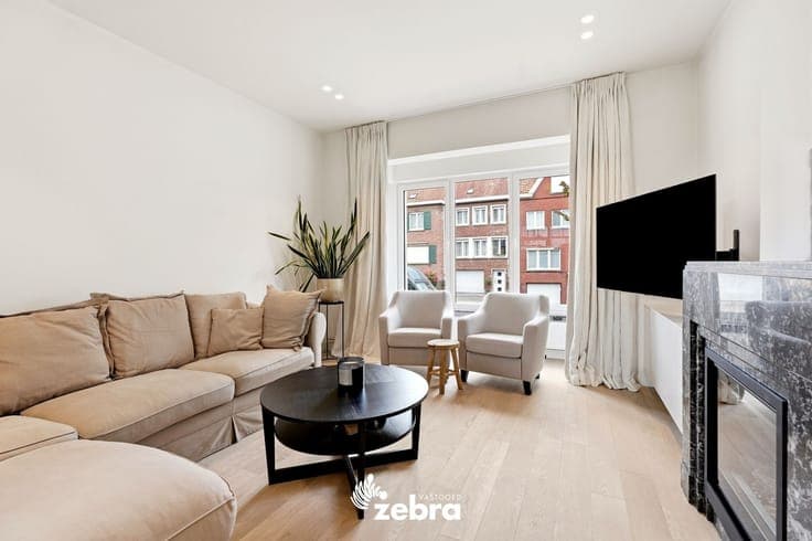 Kwalitatief gerenoveerde herenwoning met garage te Sint-E...