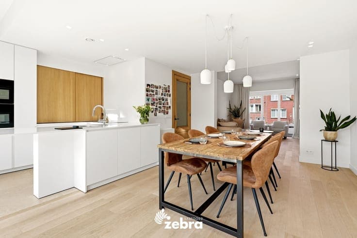 Kwalitatief gerenoveerde herenwoning met garage te Sint-E...
