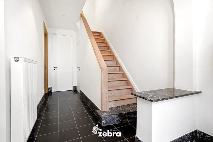 Kwalitatief gerenoveerde herenwoning met garage te Sint-E...