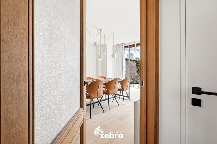 Kwalitatief gerenoveerde herenwoning met garage te Sint-E...
