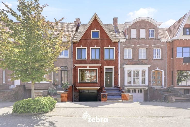 Kwalitatief gerenoveerde herenwoning met garage te Sint-E...
