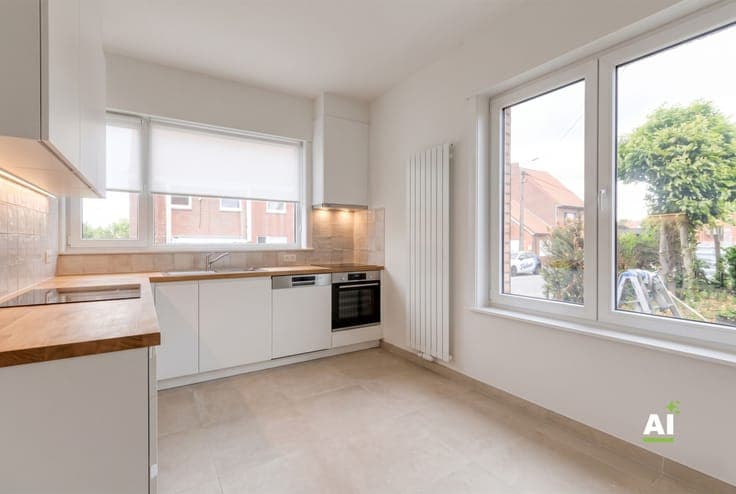 Te renoveren bungalow woning met aparte garge