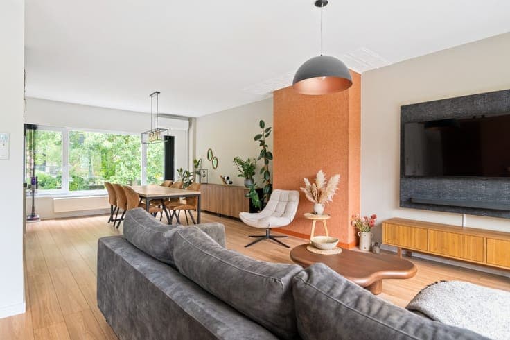 Instapklare bel-etage met 2 ruime slpk, garage én gezelli...