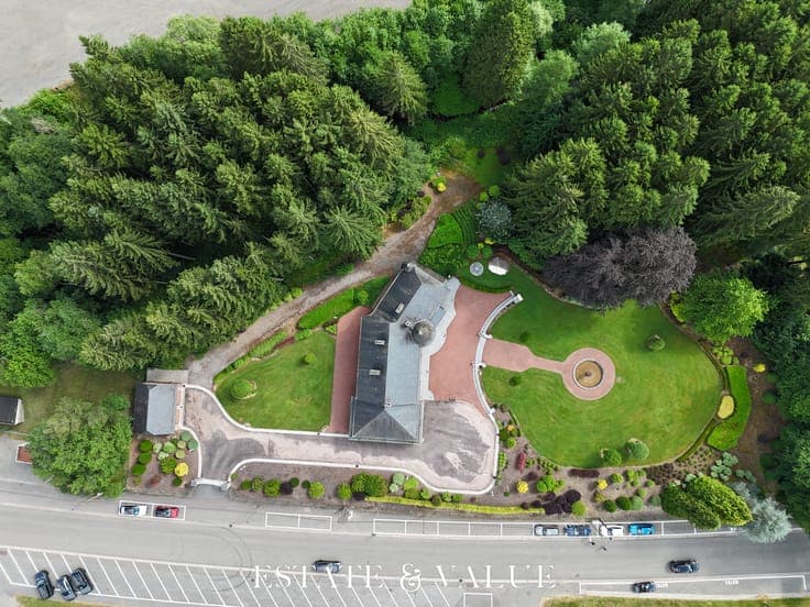 A prestigious residence on the outskirts of the track