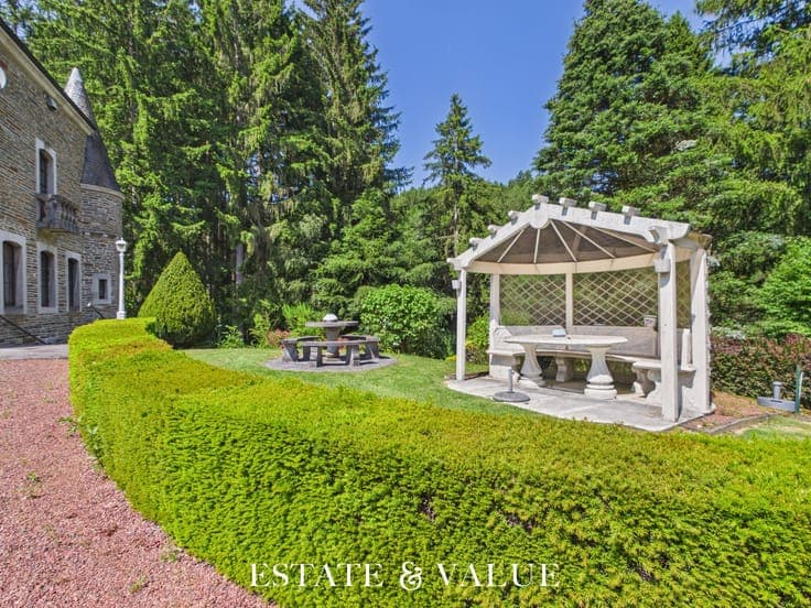 A prestigious residence on the outskirts of the track
