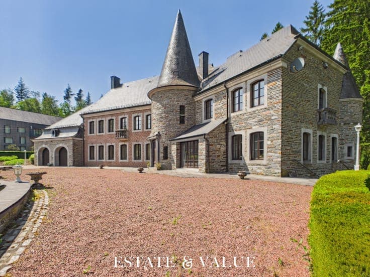 A prestigious residence on the outskirts of the track
