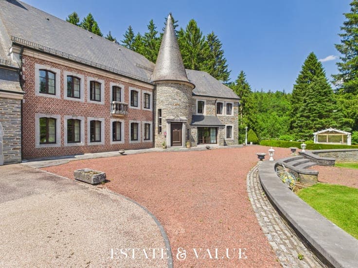A prestigious residence on the outskirts of the track