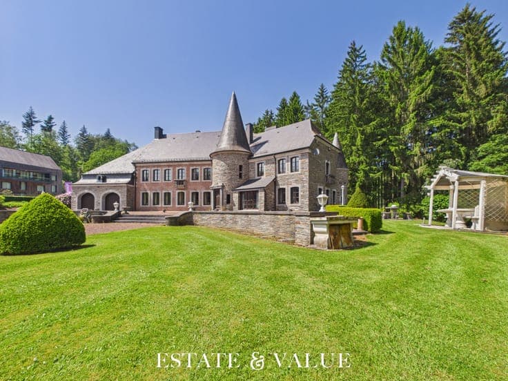 A prestigious residence on the outskirts of the track