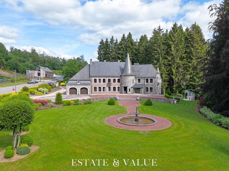 A prestigious residence on the outskirts of the track