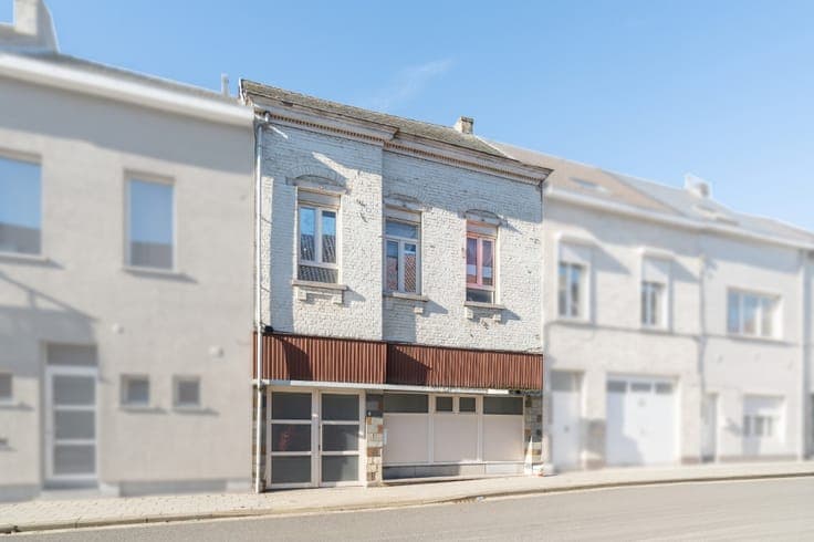 Spacious house with southwest-facing garden and 3 or 4 rooms