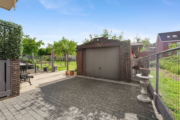 CHARMANTE HALFOPEN GEZINSWONING MET TUIN IN HOUTHALEN-HEL...