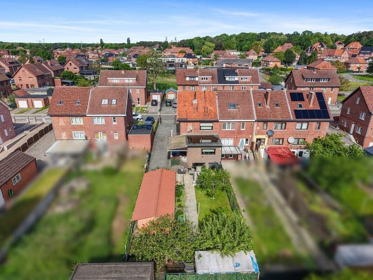 CHARMANTE HALFOPEN GEZINSWONING MET TUIN IN HOUTHALEN-HEL...