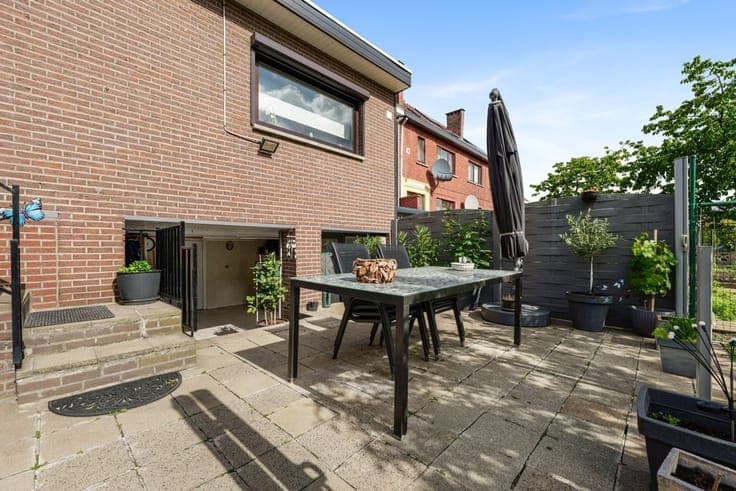 CHARMANTE HALFOPEN GEZINSWONING MET TUIN IN HOUTHALEN-HEL...
