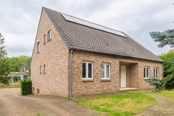 Vrijstaande gezinswoning met 4 slaapkamers op ruim 20 are...