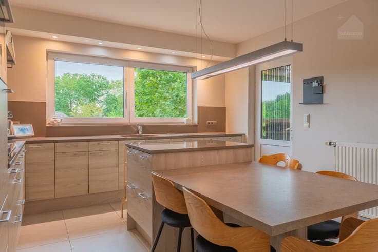 Vrijstaande gezinswoning met 4 slaapkamers op ruim 20 are...