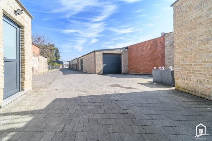 Multifunctioneel magazijn van 800 m² met burelen nabij ce...