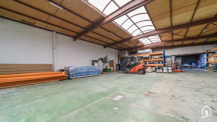 Multifunctioneel magazijn van 800 m² met burelen nabij ce...