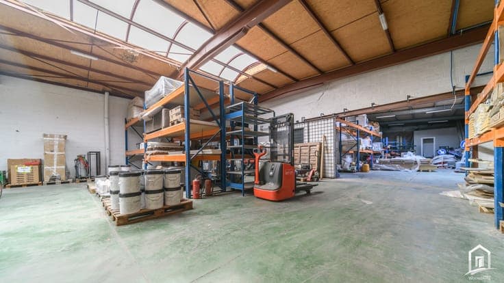 Multifunctioneel magazijn van 800 m² met burelen nabij ce...