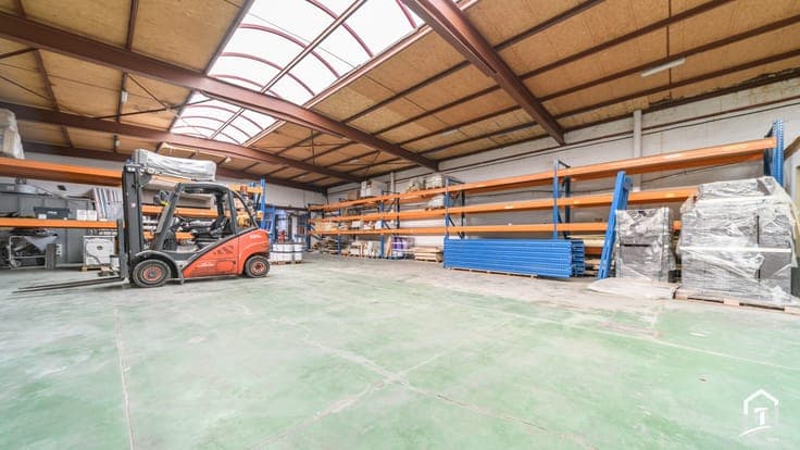 Multifunctioneel magazijn van 800 m² met burelen nabij ce...