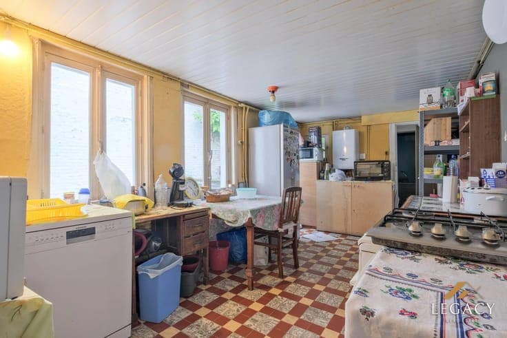 Building with 3 rental units to renovate — great potential i