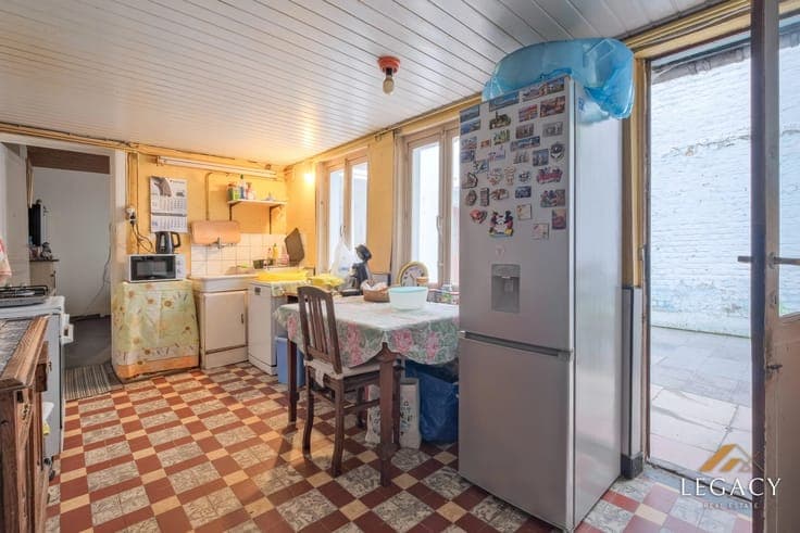 Building with 3 rental units to renovate — great potential i