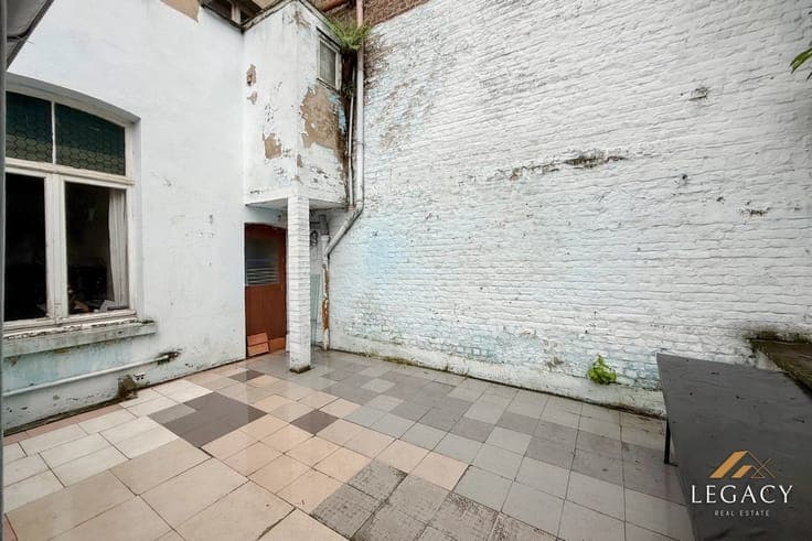 Building with 3 rental units to renovate — great potential i