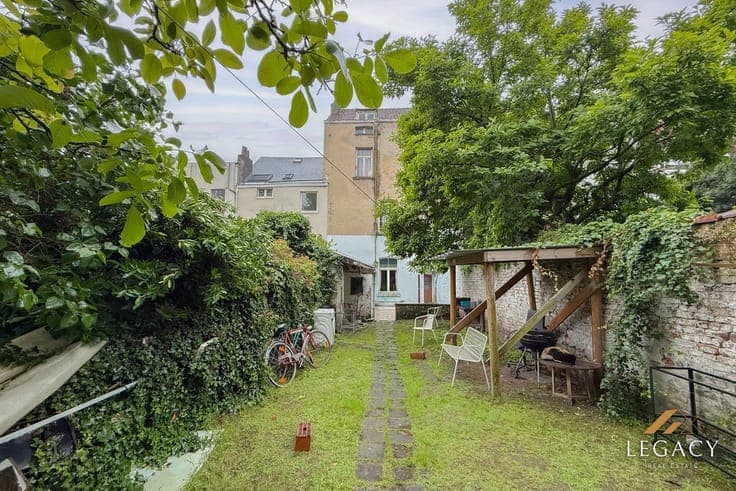 Building with 3 rental units to renovate — great potential i