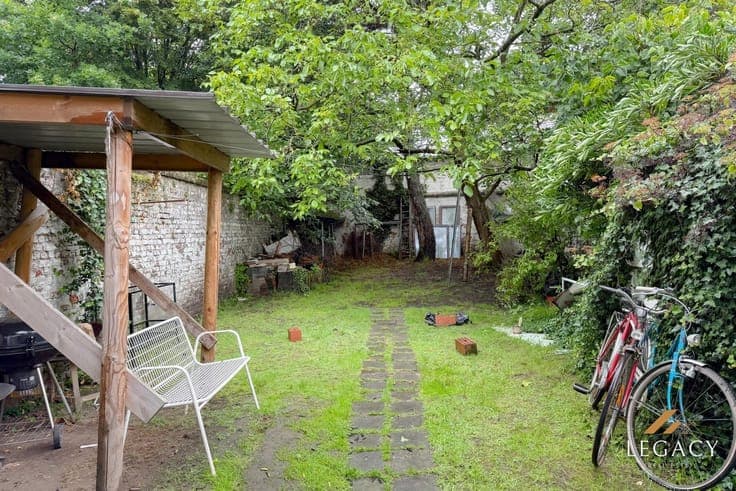 Building with 3 rental units to renovate — great potential i