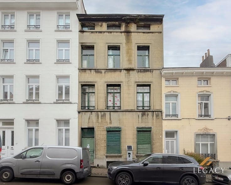 Building with 3 rental units to renovate — great potential i