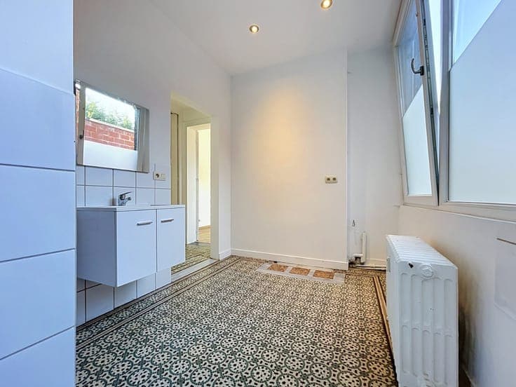 A small 2-bedroom house right in the heart of downtown!
