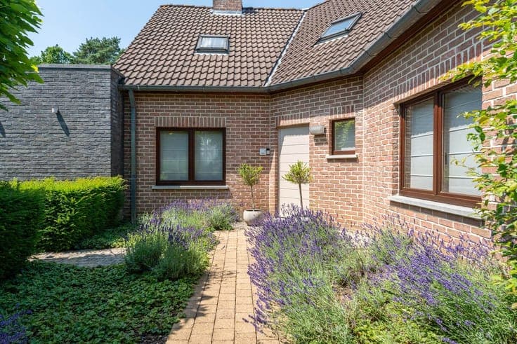 Goed gelegen villa met 4/5 slaapkamers, een bureau, een g...