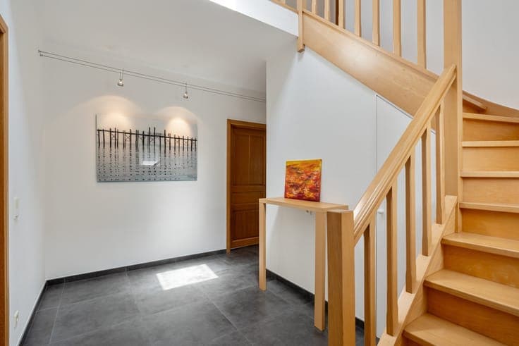 Goed gelegen villa met 4/5 slaapkamers, een bureau, een g...