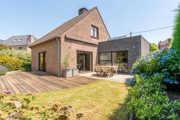Goed gelegen villa met 4/5 slaapkamers, een bureau, een g...