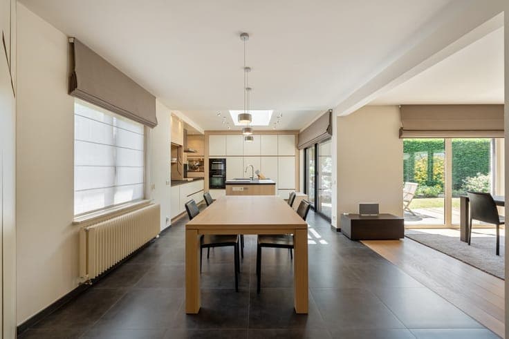 Goed gelegen villa met 4/5 slaapkamers, een bureau, een g...