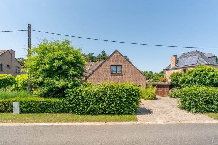 Goed gelegen villa met 4/5 slaapkamers, een bureau, een g...