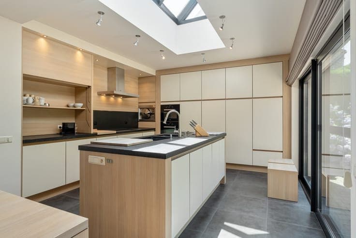 Goed gelegen villa met 4/5 slaapkamers, een bureau, een g...