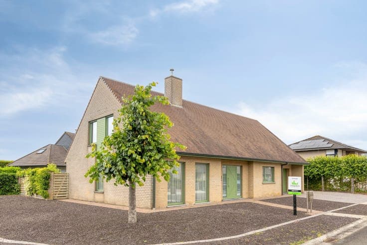 Alleenstaande, instapklare te moderniseren woning op resi...