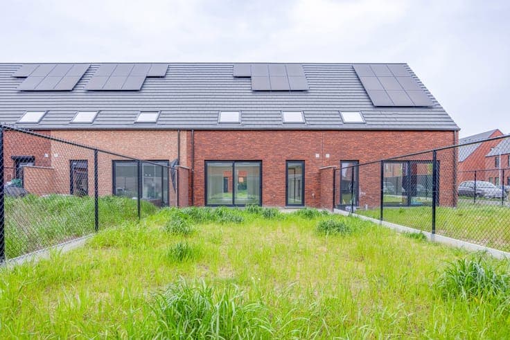 Halfopen woning met ruime tuin op rustige locatie