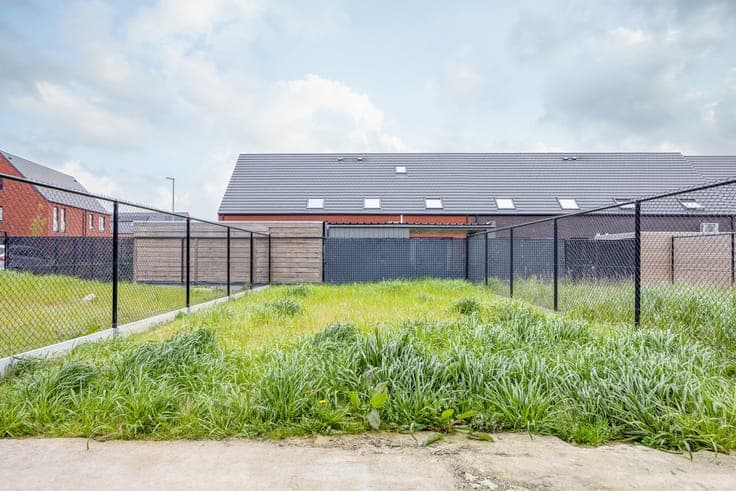 Halfopen woning met ruime tuin op rustige locatie