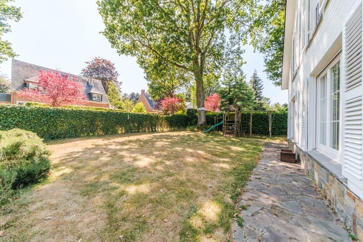 Magnificent 5-bedroom, three-sided house with office