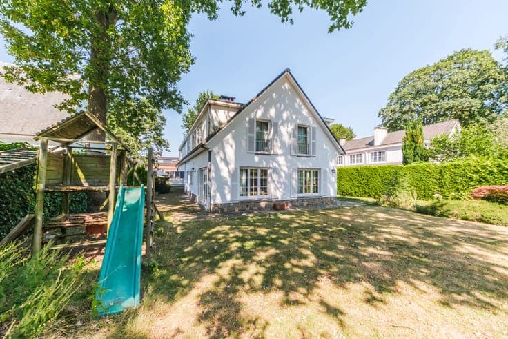 Magnificent 5-bedroom, three-sided house with office