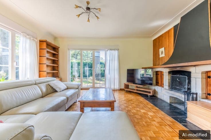Magnificent 5-bedroom, three-sided house with office