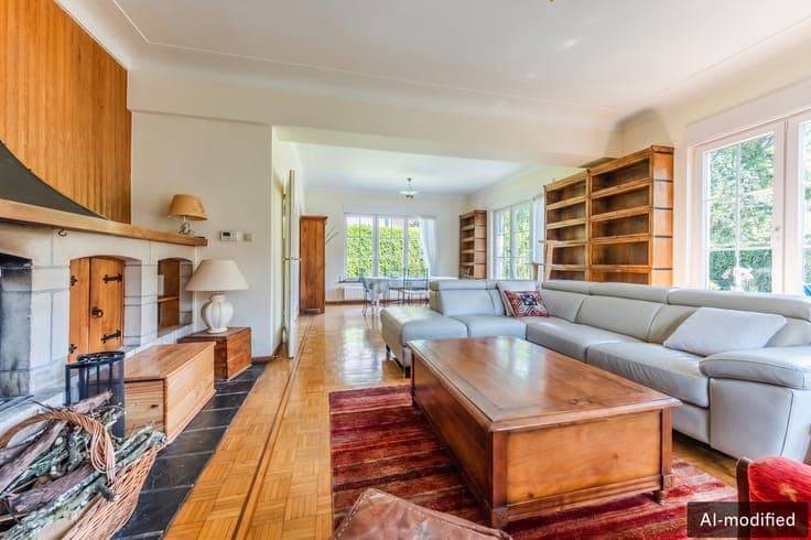 Magnificent 5-bedroom, three-sided house with office