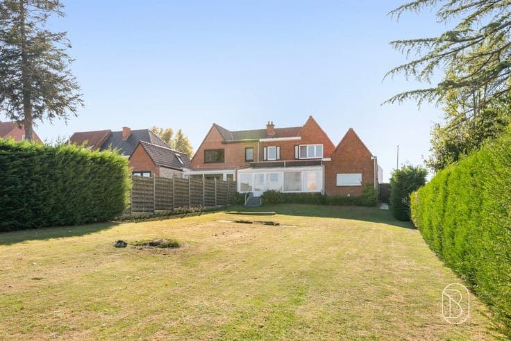 Quietly located 3-bedroom house with a large yard