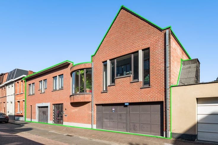 Uitzonderlijke woning met 2 garages, 6 autostaanplaatsen,...