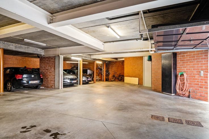 Uitzonderlijke woning met 2 garages, 6 autostaanplaatsen,...