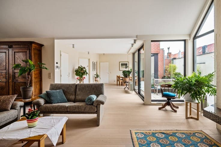 Uitzonderlijke woning met 2 garages, 6 autostaanplaatsen,...