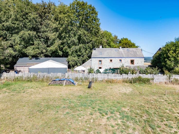 Characterful farmhouse with 1.3 ha of land and horse stables